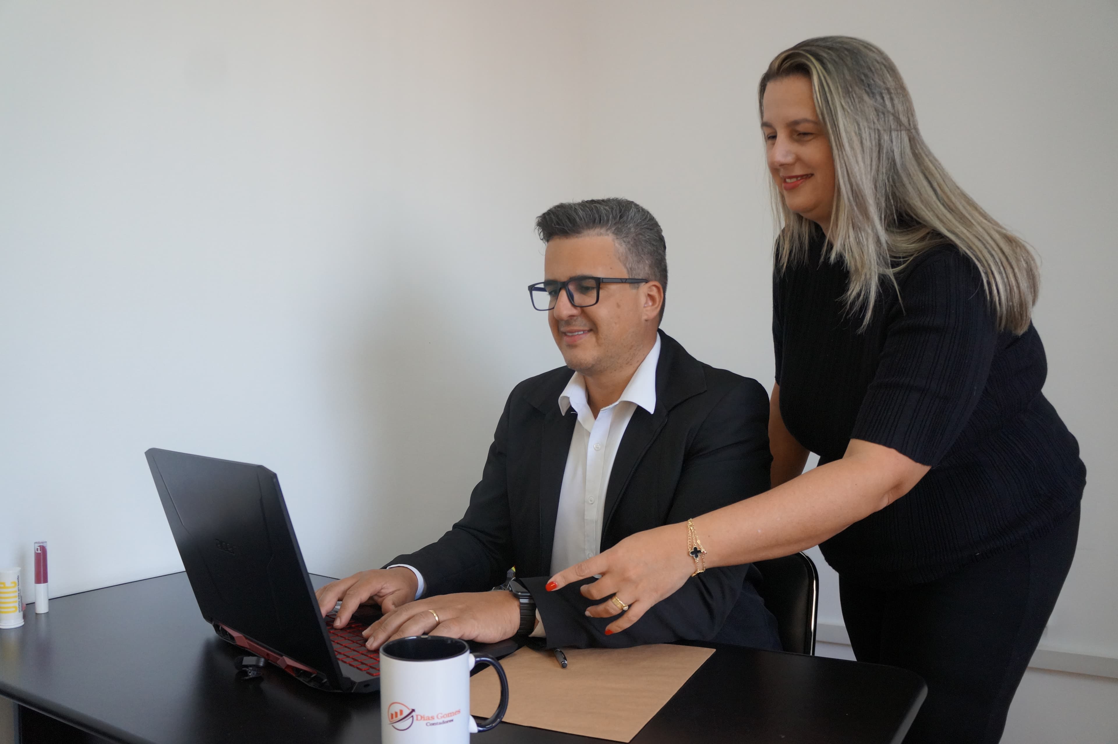 Ambiente de escritório moderno com equipe colaborando