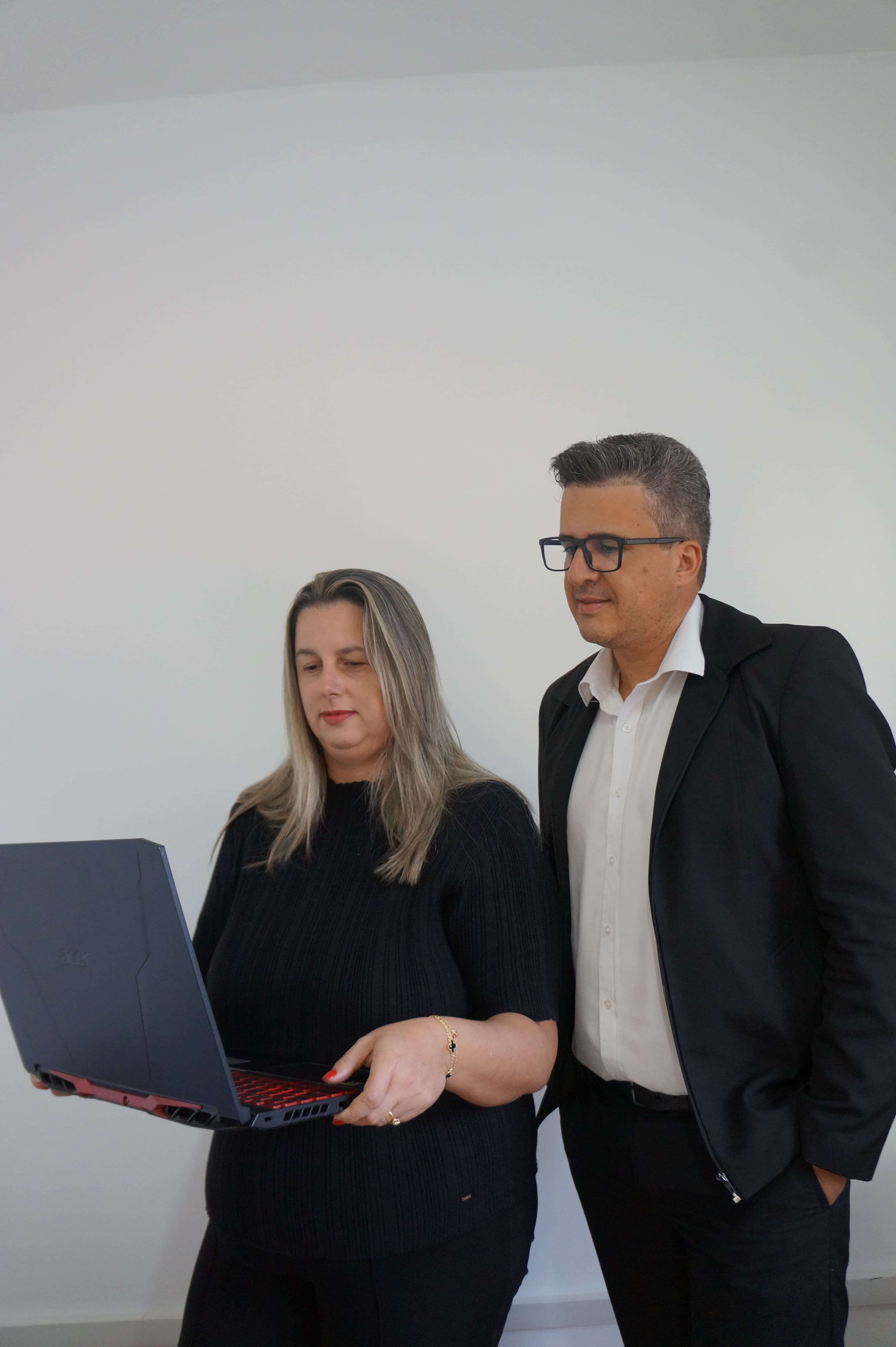 Profissionais de contabilidade trabalhando em conjunto